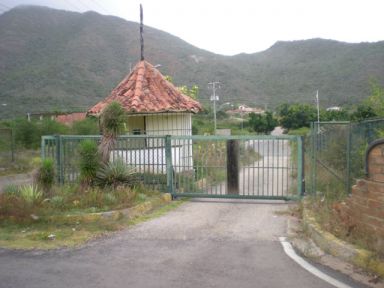 Reg-Mar.com le ofrece Excelente Terreno, Proyecto Aprobado todos los servicios, en Urbanizado privada, vista montaa  y de un segundo nivel al mar, papeles en regla listo para firmar, Monto Total BsF. 130.000 Negociable.