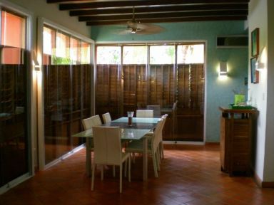 Reg-Mar.com le ofrece YAGUAREY ISLA MARGARITA  

Enmarcado en el paisaje de la exclusiva zona de Playa Guacuco, este proyecto ha sido especialmente concebido para satisfacer sus ms altas expectativas de Confort y lo exclusivo. Casas Yaguarey le brinda, Vista al Mar, Privacidad, Seguridad y Belleza Natural. Se encuentra Ubicado A 5 Minutos de los Mejores Centros Comerciales, en la costa de Guacuco Isla Margarita. Conjunto Residencial Casas Yaguarey

  SOLO 14 EXCLUSIVAS CASAS DE LUJO 232 M2 EN CONSTRUCCION PARCELA DE 600 M2 COCINA EMPOTRADA EQUIPADA AIRE CENTRAL Y SPLIT BAOS EQUIPADOS ESPECTACULAR VISTA AL MAR ACCESO A LA PLAYA PLANTA DESALINIZADORA PLANTA DE TRATAMIENTO PISCINA PRIVADA PARA CADA CASA PUESTOS EXCLUSIVOS PARA VISITANTES AMPLIAS TERRAZAS Y JARDINES VIGILANCIA PRIVADA LAS 24 HORAS RODEADO DE UN PAISAJISMO UNICO QUE AMBIENTA LO EXCLUSIVO DEL CONJUTO CASAS YAGUAREY