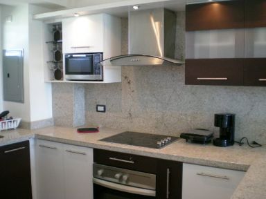 Reg-Mar.com le ofrece Excelente Apto, en Alquiler, de 70m2, 1 habitacion 2 baos, equipado, hermosa vista, en una de las zonas mas atractiva de la isla, piscina,  canchas, condominio nuevo, a pocos metros de los mejores Centros comerciales, La Vela, Sambil, Rattan, Parque Costa Azul ( Nuevo Sigo) Actualizado 15/06/2001

 