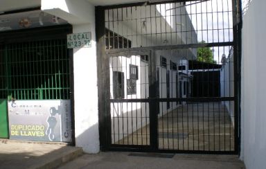 Reg-Mar.com le ofrece PRECIO ESPECIAL, 7 LOCALES COMERCIALES CON BAOS   Y GALPON  DE 300M2, EXCLENTE UBICACION COMERCIALTODOS LOS SERVICIOS,  A 3 CUADRAS DE LA 4 DE MAYO.