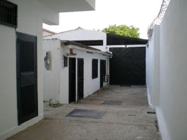 Reg-Mar.com le ofrece PRECIO ESPECIAL, 7 LOCALES COMERCIALES CON BAOS   Y GALPON  DE 300M2, EXCLENTE UBICACION COMERCIALTODOS LOS SERVICIOS,  A 3 CUADRAS DE LA 4 DE MAYO.