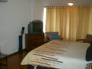 Reg-Mar.com le ofrece Excelente Quinta en 3 niveles de 300m2, con 3 habitaciones 3 baos, sala, cocina,comedor, parrillera espacio area verde ideal para piscina,  un amplio Apto Anexo equipado de 2 hab, entrada independiente, Estacionamiento para 5 Vehiculos, en la mejor Urb. Privada de Margarita, al lado del Centro Comercial Sambil. 