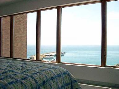 Reg-Mar.com le ofrece Excelente Condominio Apartamanto de 223m2,  4 habitaciones, 4 baos, Eclusiva vista al mar, Ubicado  al lado de las playas Caracola y Valdez, con salida directa a esta ltima. El apartamento en venta tiene preciosa vista panormica a la playa Valdez. Cermicas, piezas sanitarias, grifera y ventanas importadas de primera calidad. 2  puestos de estacionamiento, se vende amoblado.

